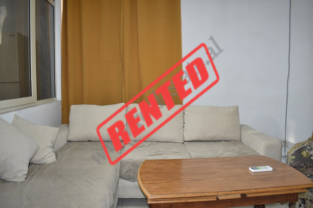 Apartament &nbsp;1+1 per qira ne rrugen e Bogdaneve prane Ambasades Polake ne Tirane.

Shtepia poz